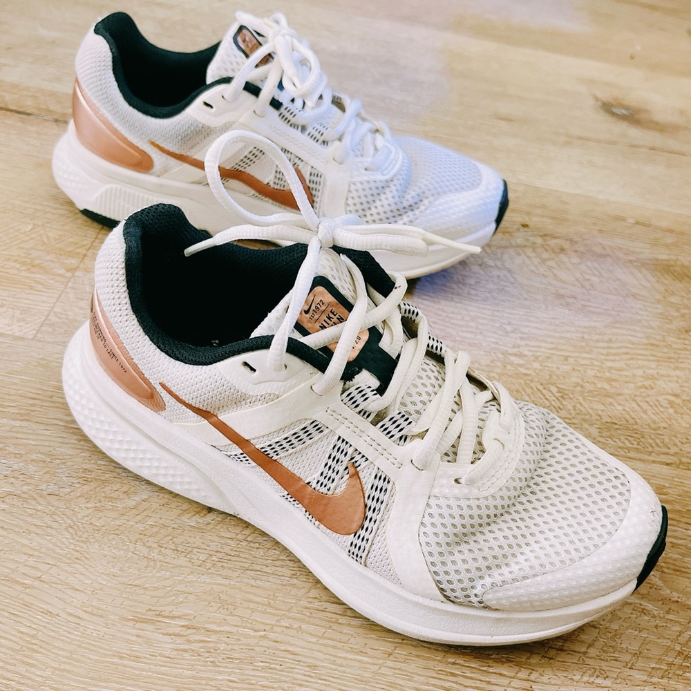 Nike Women’s White Running Sneakers with Rose Metallic Swoosh, Size 6.5